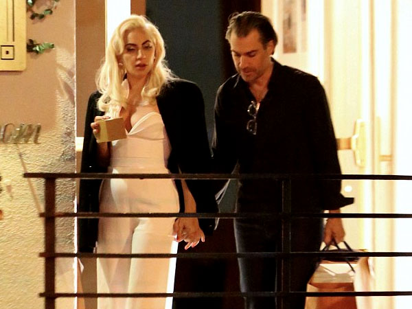 Kencan, Lady Gaga Pamer Ciuman Mesra dengan Kekasih Barunya