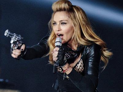 Galang Dana Badai Sandy, Madonna Pamer Bokong?