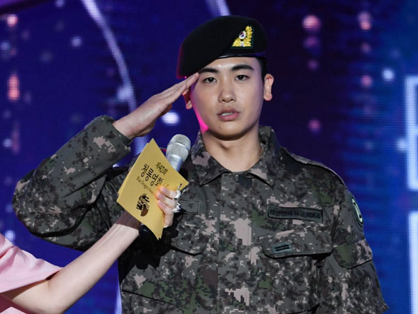 Park Hyung Sik Tampil Gagah Pakai Seragam Militer di Blue Dragon Film Awards