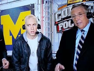 Tampil di Acara Olahraga, Rapper Eminem Melamun Hilang Kata-Kata