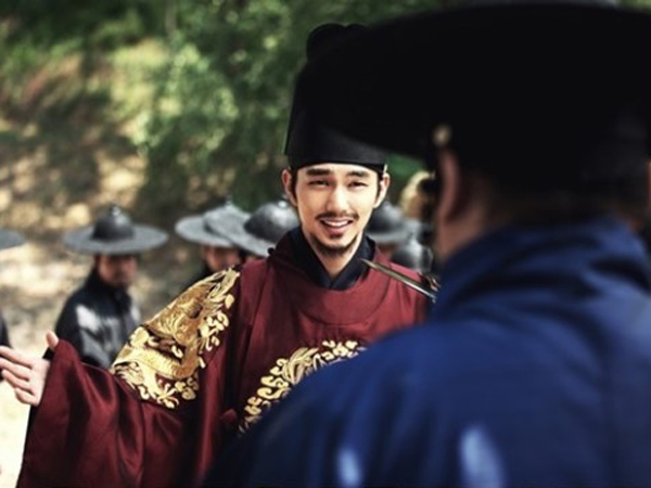 Jadi Penipu Ulung, Yoo Seung Ho Berubah Jadi Gadis Cantik Hingga Raja di Potongan Gambar Film ‘Kim Sun Dal’