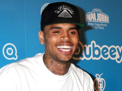 Stress Berat, Chris Brown Dilaporkan Mengalami Kejang!