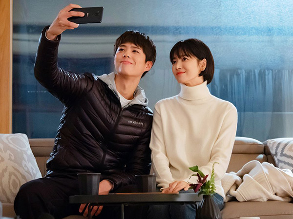 Adegan Ciuman Song Hye Kyo dan Park Bo Gum Dongkrak Rating Drama 'Encounter'