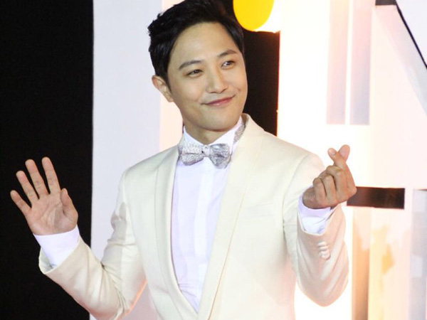 Kenakan Setelan Jas Putih, Tampannya Jin Goo di Red Carpet ‘Indonesian Television Awards’