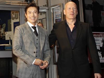 Bruce Willis Puji Akting Lee Byunghun di Film Masquerade