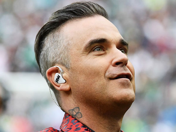 Ini Lho Penjelasan Robbie Williams Atas Aksi Kontroversial 'Jari Tengah' di Piala Dunia 2018