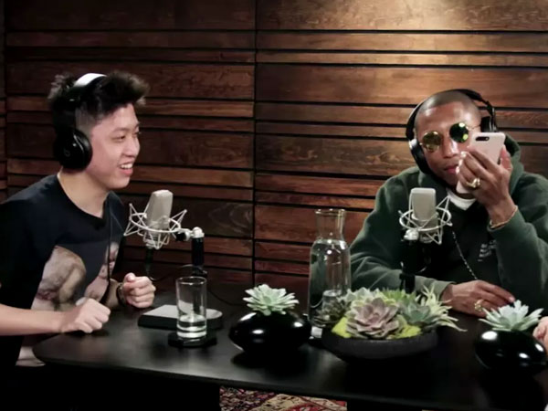 Bertemu Pharrell Williams, Rapper Indonesia Rich Chigga Hadiahkan Batu Akik