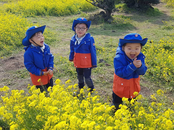Song Triplet Juga Nikmati Keindahan Bunga Saat Berlibur ke Pulau Jeju!