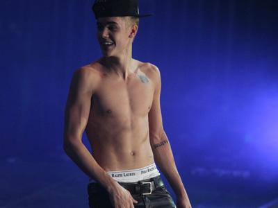 Topless di Atas Panggung, Justin Bieber Bikin Fans Histeris