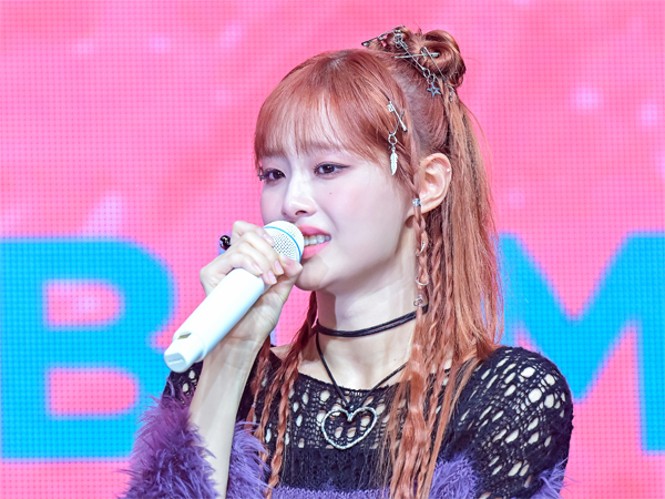 Bahas Konflik dengan Mantan Agensi, Chuu Menangis di Showcase Debut Solo