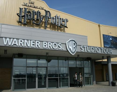 Bintang Harry Potter Resmikan Studio Sihir