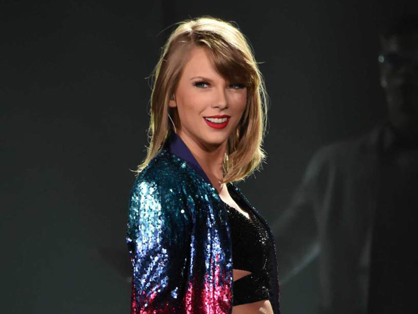 Aksi Taylor Swift di Panggung Ini Sukses Buat Penggemarnya Cemburu!