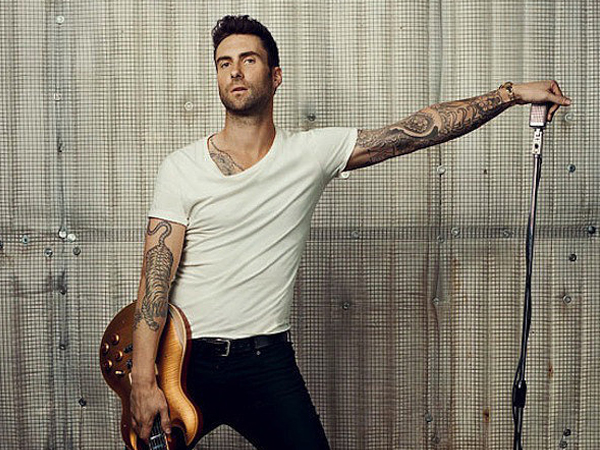 Duh, Adam Levine Diserang`Bom Tepung`oleh Seorang Pria!