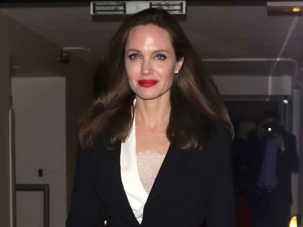 Jadi Aktris dengan Bayaran Termahal, Angelina Jolie Ajak Anak Anak Jualan Makanan Anjing