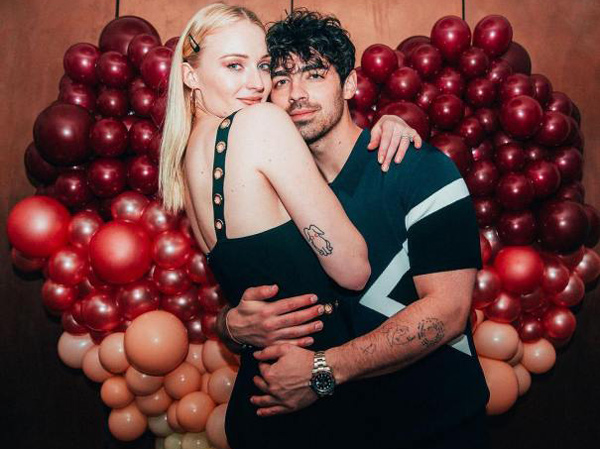 Kejutan Ulang Tahun, Joe Jonas Terima Ciuman Sophie Turner di Atas Panggung