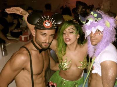 Pesta Hallowen, Lady Gaga Pamer Dada