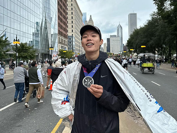 Ryu Jun Yeol Sukses Menyelesaikan Chicago Marathon dengan Finish Time Mengesankan