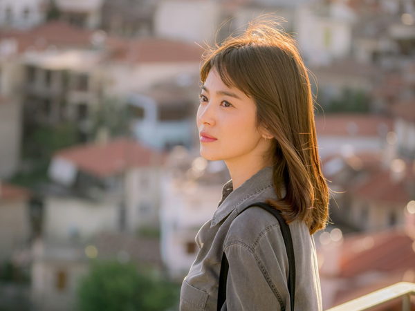 Posting Foto Di Balik Layar, Song Hye Kyo Belum Bisa Move On dari ‘Descendants of the Sun’?