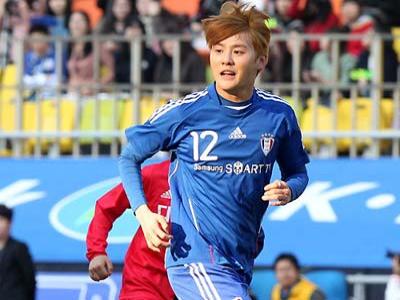 Demi Park Ji-Sung, Xiah Junsu Nekat Main Sepakbola
