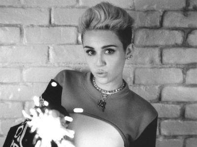 Wah, Miley Cyrus Tampil Bugil di Video Musik Terbarunya!