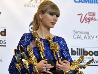 Borong Penghargaan, Taylor Swift Kerepotan Bawa Piala di Billboard Music Awards!