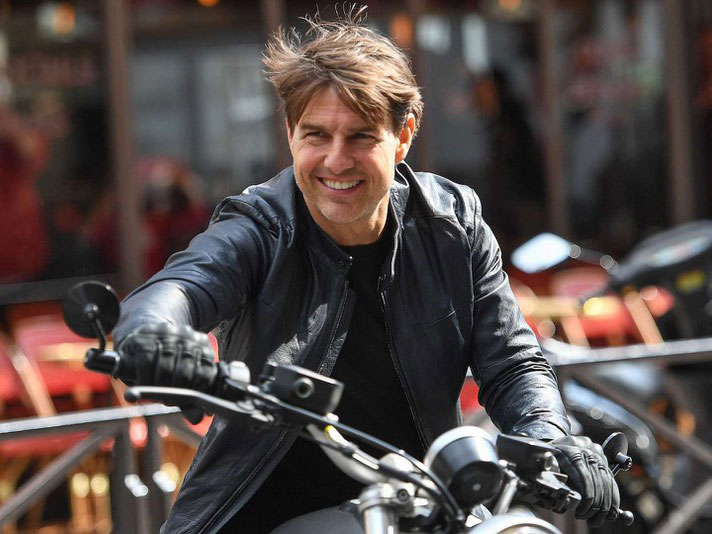 Ups! Tom Cruise Lupa Menaikkan Ritsleting Celana di Acara Premier Film