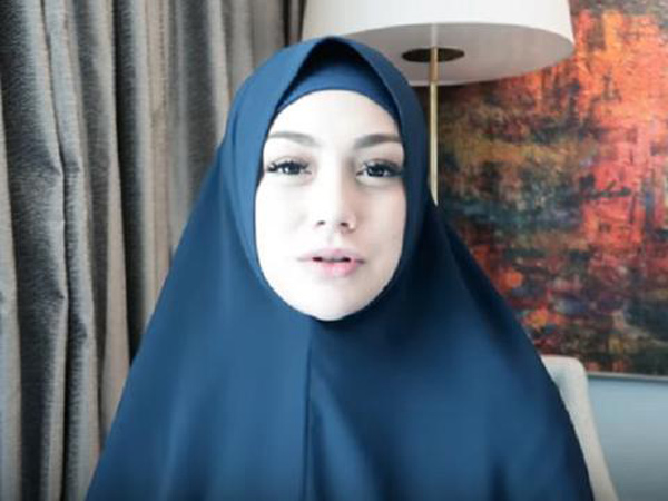 Heboh Celine Evangelista Tampil Berhijab Syar'i dan Ungkap Agama yang Dianutnya