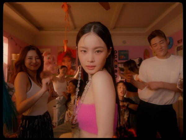 MV Review Lee Hi - Red Lipstick: Party Bareng AOMG Family!