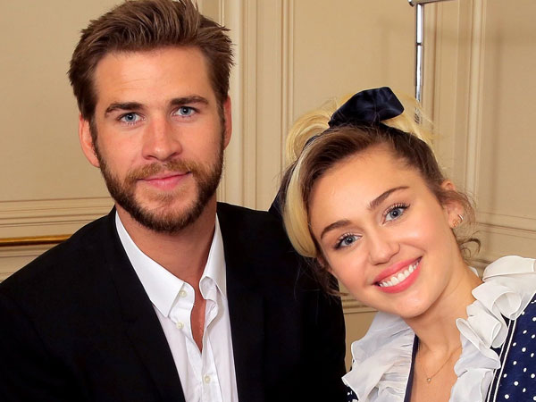 Rayakan Natal Lebih Awal, Liam Hemsworth Terlihat Canggung Saat Bersama Keluarga Miley Cyrus?