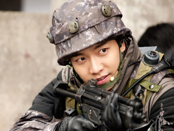 Lulus Pelatihan, Lee Seung Gi Nampak Gagah Jadi Tentara Pasukan Khusus Perang!
