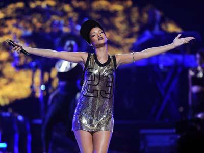 OMG, Rihanna Lupa Pakai CD Saat Manggung