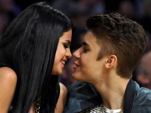 Mulai Diterpa Konflik, Justin Bieber dan Selena Gomez Putuskan Saling Jaga Jarak?
