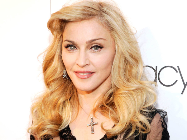 Simak Kebahagiaan Baru Madonna dengan Puteri Kembar Adopsinya dari Malawi