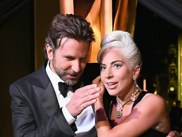 Heboh, Lady Gaga Disebut Mengandung Anak Bradley Cooper!