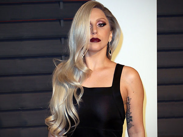 Lady Gaga Terima Puluhan Sketsa Gaun Pengantin dari Desainer Ternama Dunia!