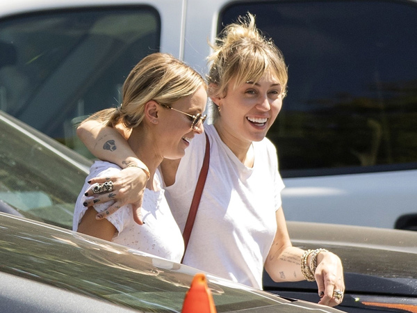 Makin Lengket, Miley Cyrus dan Kaitlynn Carter Selalu Kompak Tampil 'Kembaran'