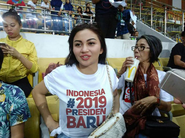 Fakta Dibalik Beredar Foto Ariel Tatum Pakai Kaus Bertuliskan 'Indonesia #2019PresidenBaru'