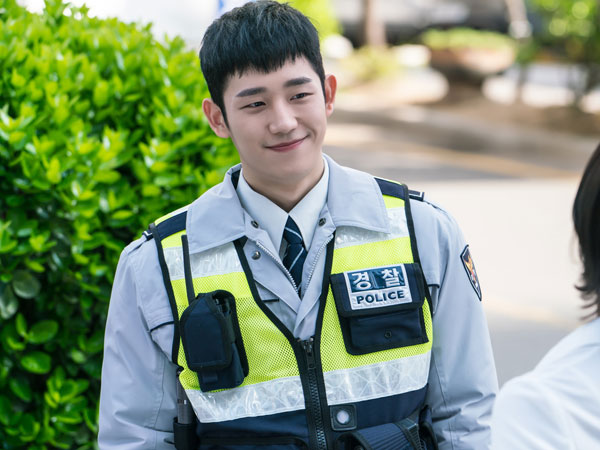 Kenalan dengan Jung Hae In, Polisi Ganteng di Drama 'While You Were Sleeping'