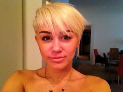 Miley Cyrus Pamerkan Rambut Cepak