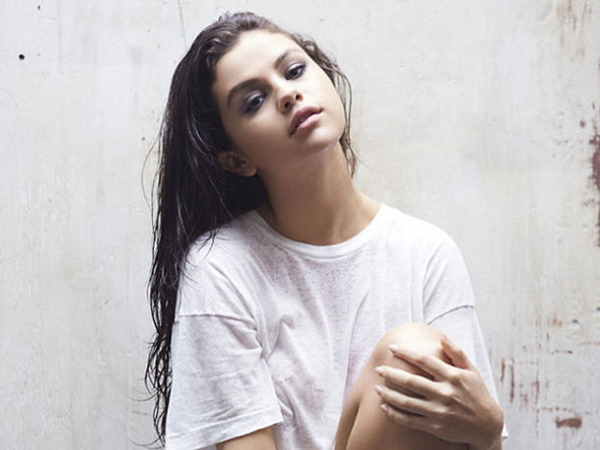 Selena Gomez Tampil Tanpa Busana untuk Bantu Penjualan Album Barunya?