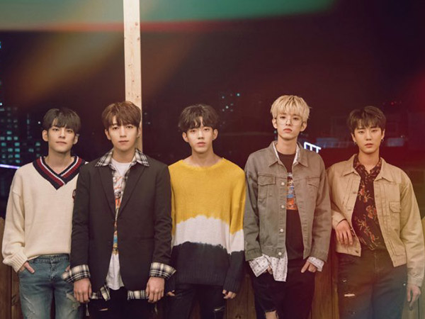 DAY6 Usir Kesepian Malam dengan Akustikan di MV 'All Alone'