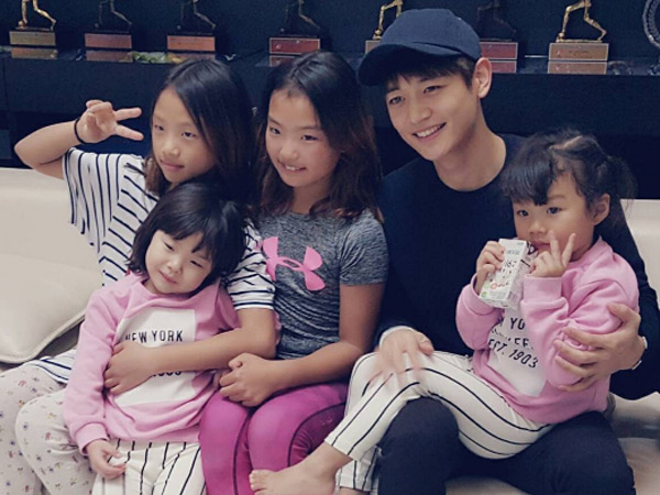 Main Bareng Hingga Fanmeeting Mini, Serunya Pertemuan Minho SHINee dan Anak Lee Dong Guk!