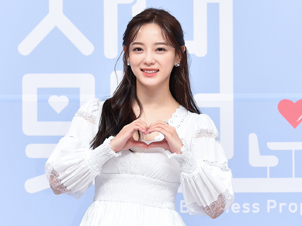 Kim Sejeong Berikan Donasi untuk Bantu Pengungsi Perang di Ukraina