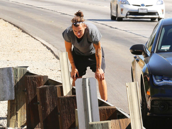 Harry Styles Ungkap Penyebab Dirinya Muntah di Pinggir Jalan Tol