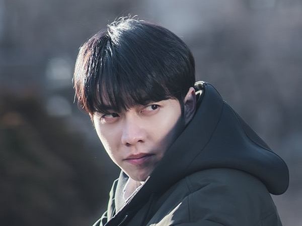 Sisi Gelap Lee Seung Gi Sebagai Psikopat di Poster Drama Mouse: The Predator