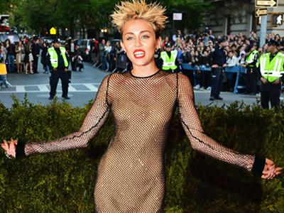 Pose Bugil di Sampul Rolling Stone AS, Miley Cyrus Curhat Kontroversi VMA