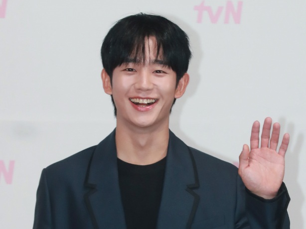 Jung Hae In Soal Tantangan Komedi Romantis Pertamanya dan Perbedaan Syuting untuk 'Love Next Door'