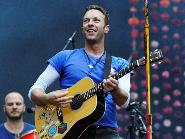 Tanggapi Penggemar Lewat Ajakan Kencan, Chris Martin Bikin Heboh Penonton di Konser Coldplay