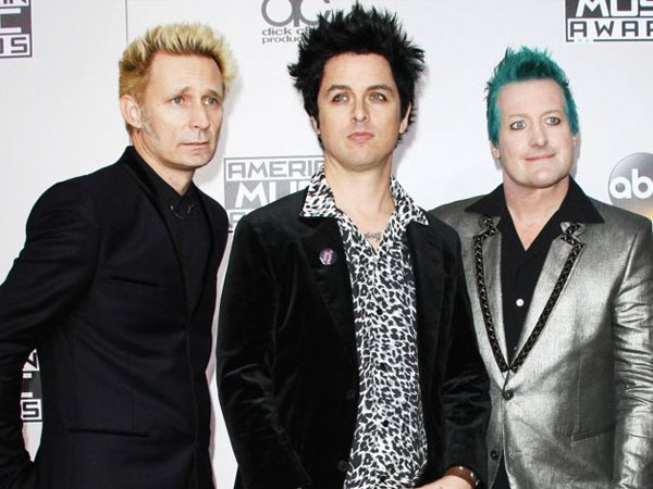 Tetap Gelar Konser Usai Seorang Akrobatik Meninggal, Green Day Angkat Bicara
