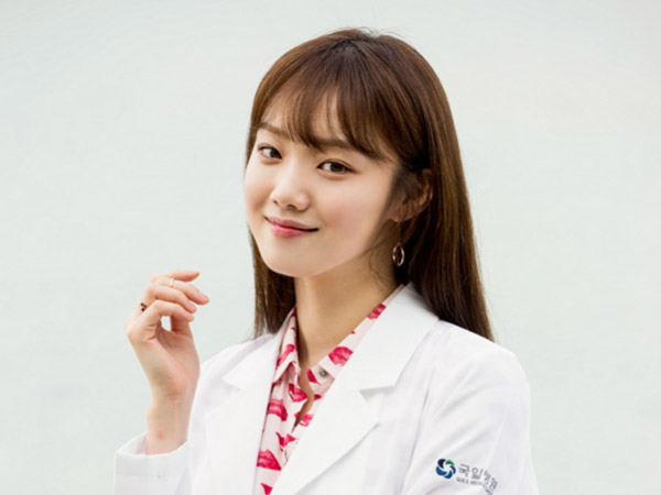 Lee Sung Kyung Diincar Jadi Pemain Utama Drama 'Romantic Doctor Kim' Musim Kedua